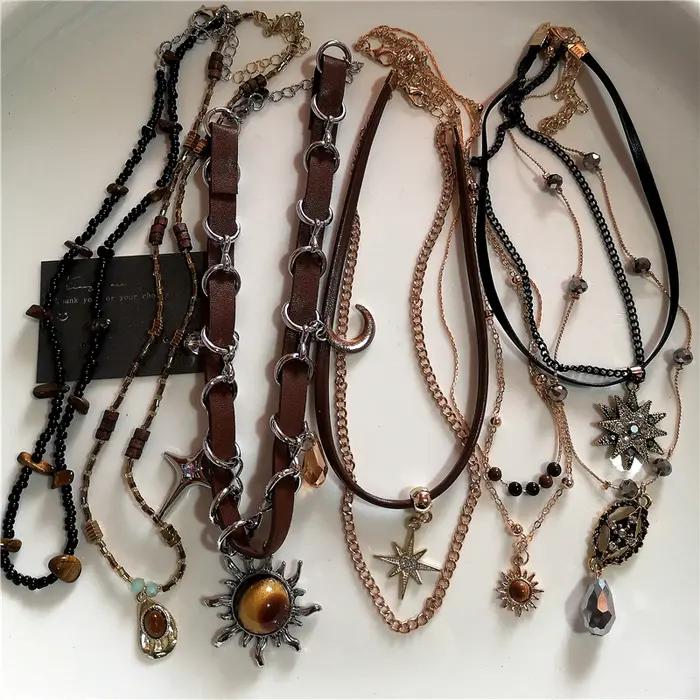 Collier Vintage en Cuir avec Pendentif Soleil en Pierre Marron Ras du Cou Perlé Chaîne de Clavicule Bijoux Grunge Personnalisés Uniques Y2K