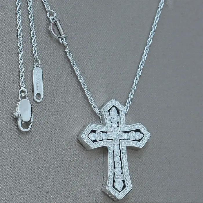 Collier pendentif croix épaisse avec croix entièrement sertie de zircons, style gothique, plaqué or de qualité, bijoux de luxe unisexe, colliers ras du cou délicats