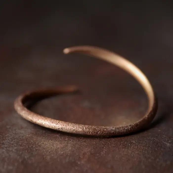 Bracelet en cuivre massif forgé à la main, manchette rustique unisexe pour couple, bijou artisanal pour homme et femme, cadeau original pour anniversaire ou fête