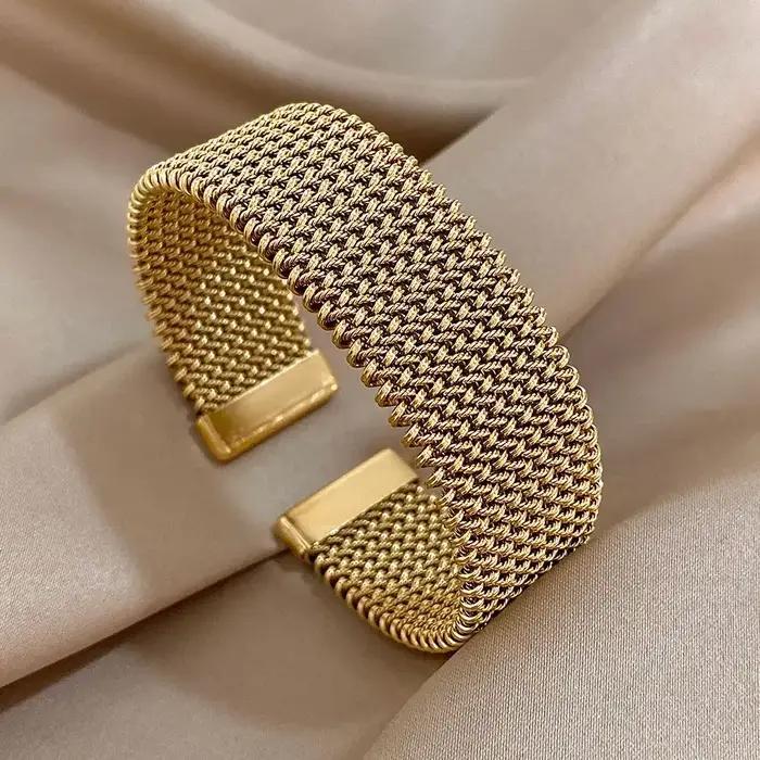 Bracelets Manchette Dorés Vintage en Acier Inoxydable Élégants et Tendance pour Femmes Occasions Spéciales Polyvalents et Durables
