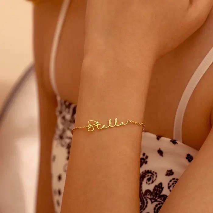 Bracelet personnalisé en acier inoxydable avec nom gravé or pour femmes classiques occasions spéciales