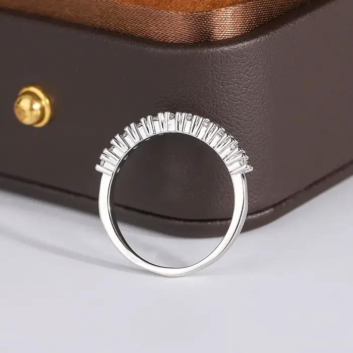 Bague de cocktail pour femme en plaqué argent 925 style classique motif géométrique avec pierres de zirconium pour occasion spéciale