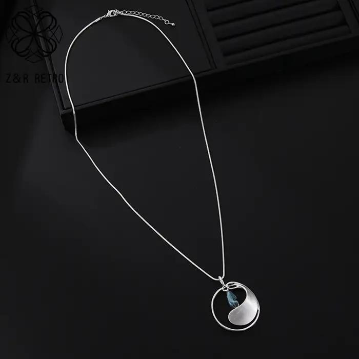 Collier long en métal géométrique pour femme