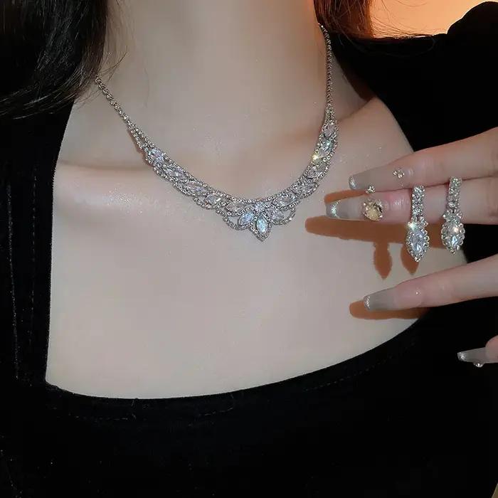 Collier et Boucles d'Oreilles en Forme de Gouttelettes d'Eau Incrustées de Strass Or et Or Jaune Clair Occasions Spéciales