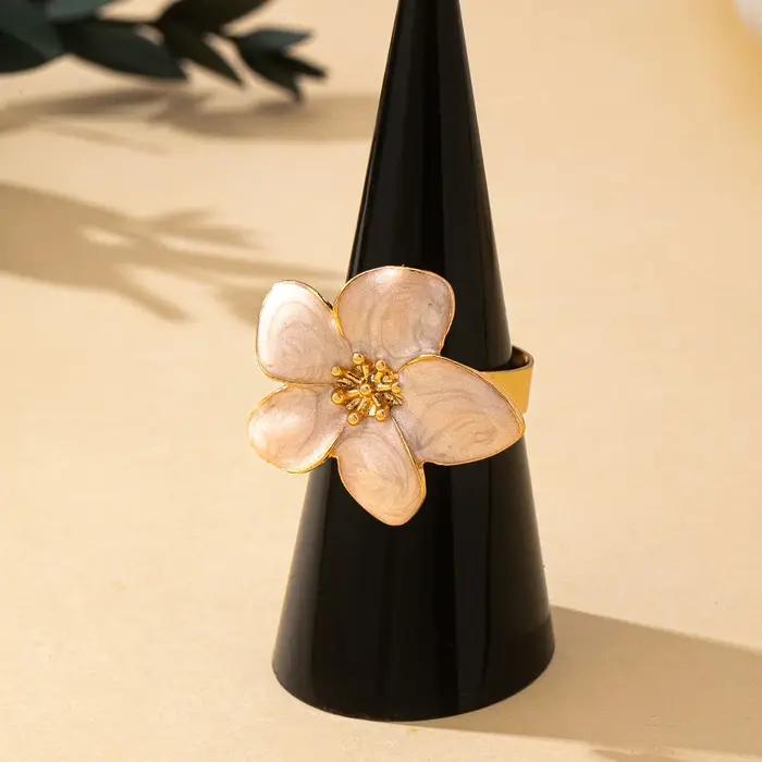 Une bague pour femme avec une technique goutte d'huile en forme de fleur