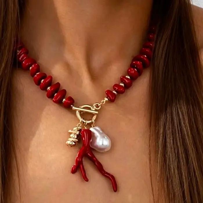 Collier de perles corail avec chaîne irrégulière