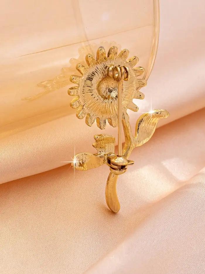 Une broche florale est un accessoire populaire