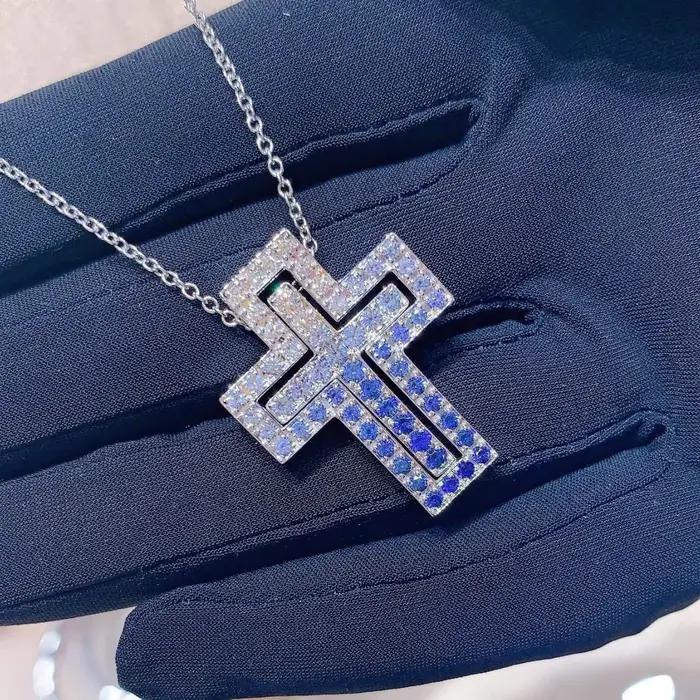 Collier croix tendance incrusté de diamants