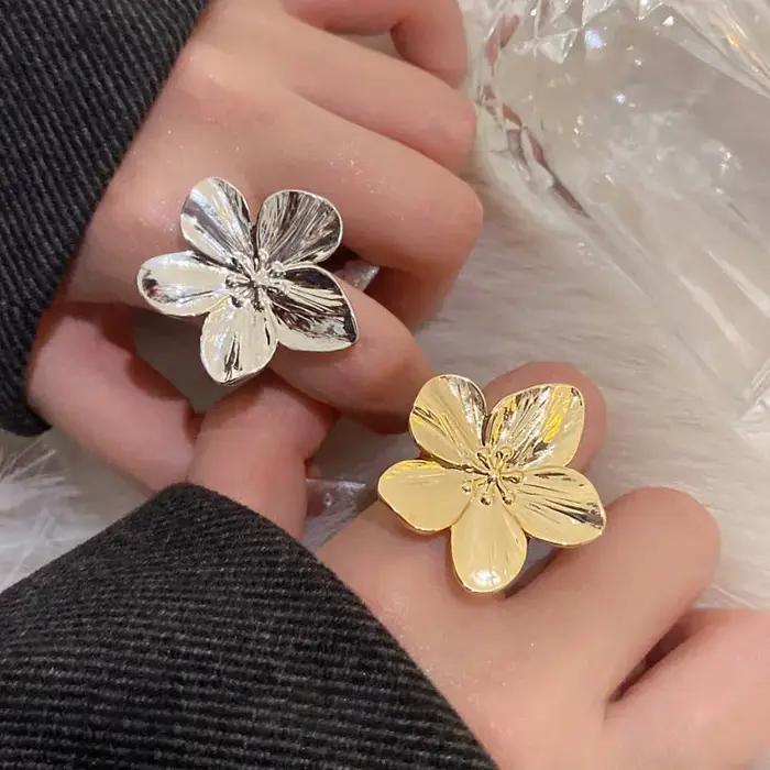 Bague en alliage de zinc avec motif floral pour femmes, élégante et résistante à l'eau, idéale pour les mariages, anniversaires et tous les jours