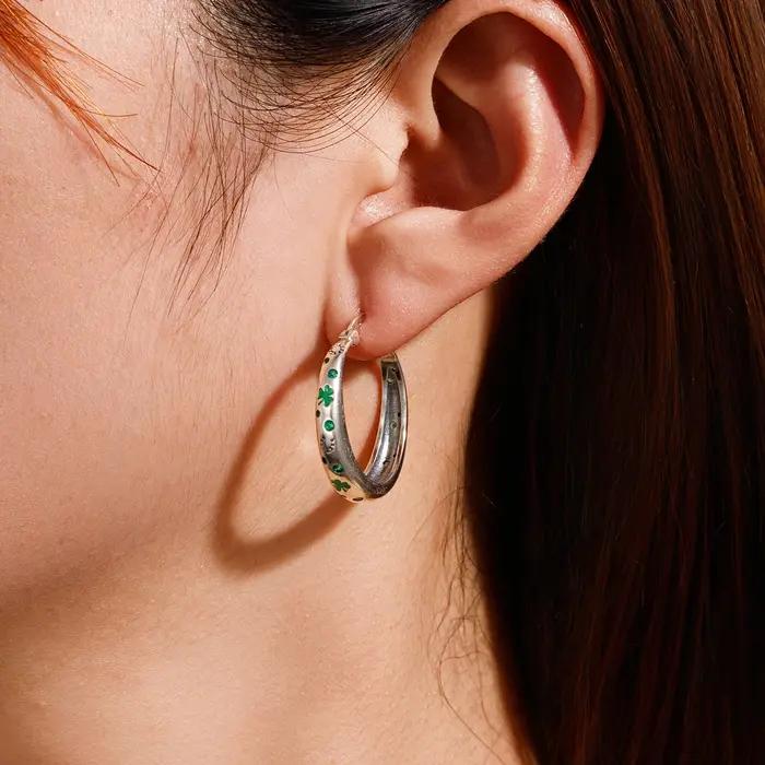 Boucles d'oreilles créoles trèfle en argent sterling 925 avec accents verts et détail fer à cheval