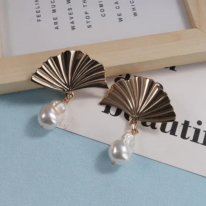 Boucles d'oreilles pendantes en perles baroques en forme d'éventail en or