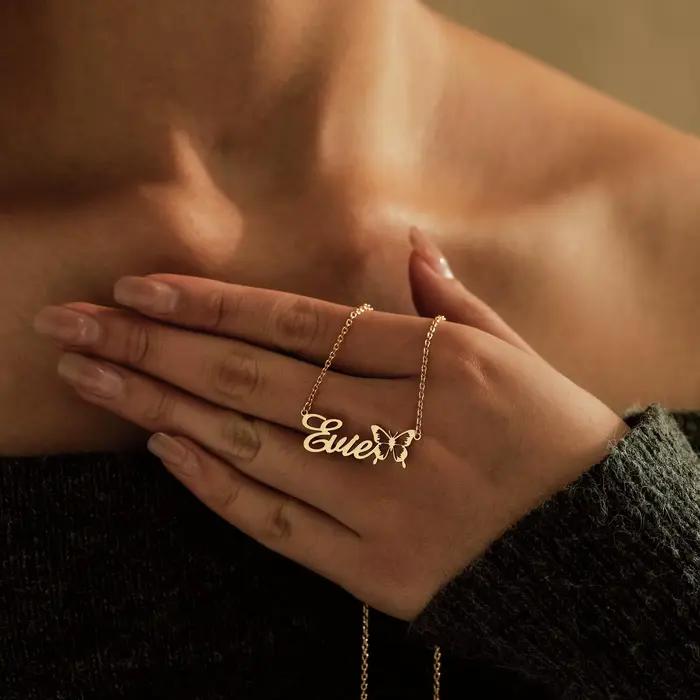 Collier avec nom personnalisé avec papillon, couleur or, nom personnalisé, bijoux minimalistes, cadeau de noël pour fille