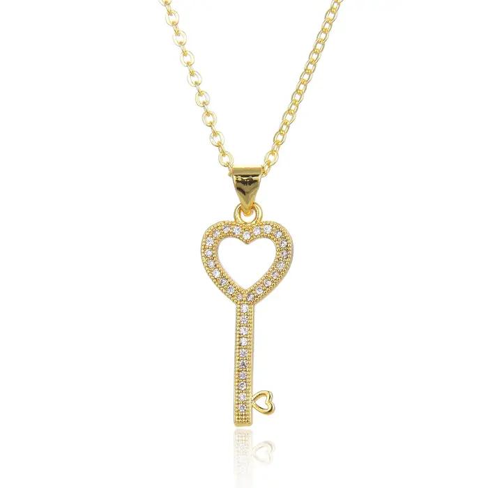 Collier minimaliste en plaqué or avec pendentif en forme de cœur et clé creuse