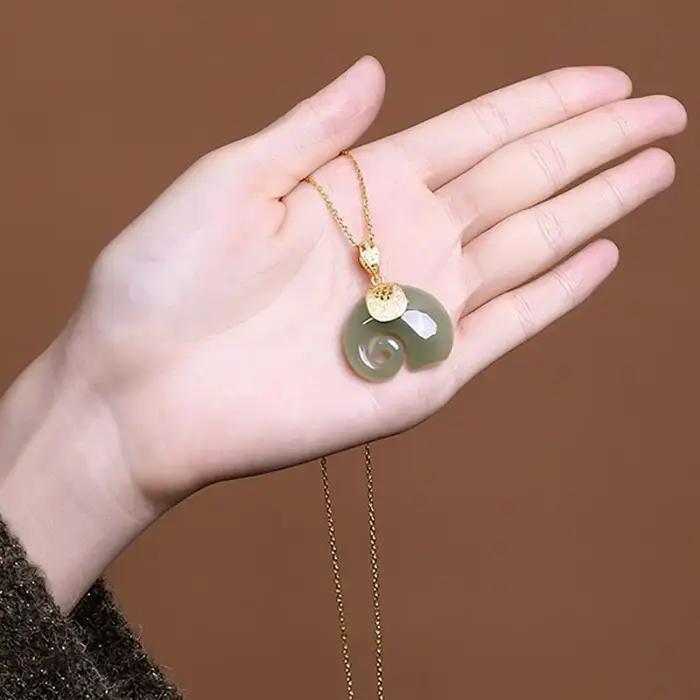 Collier ras du cou élégant en pierre naturelle de jade Hetian avec pendentif éléphant pour femme