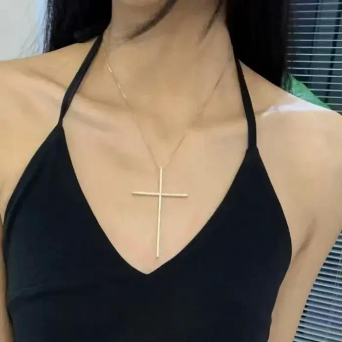 Collier torques pendentif croix en métal or jaune clair ou rouge-marron pour homme et femme occasions spéciales style traditionnel et moderne