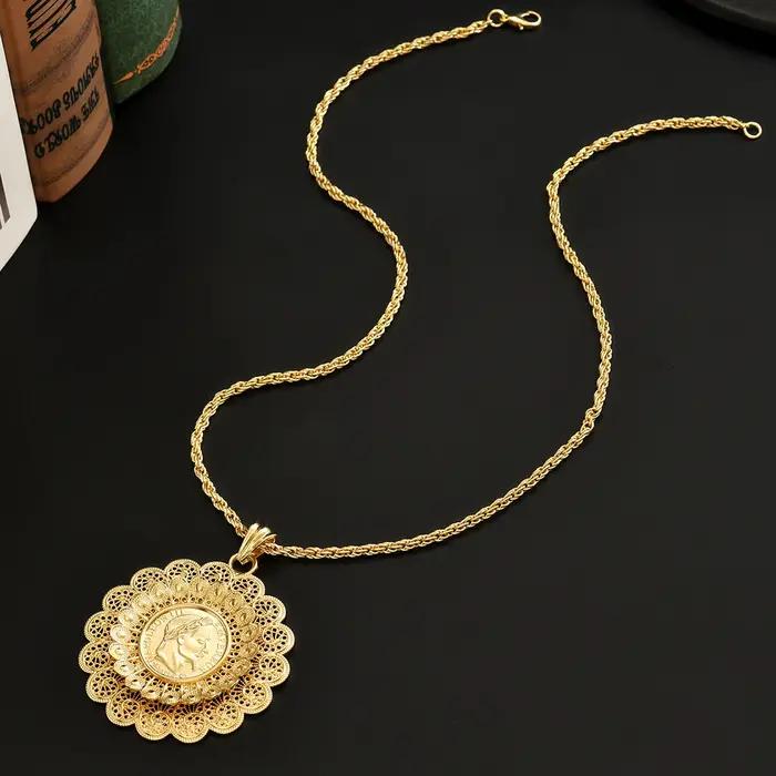 Un collier de dame arabe avec un pendentif rond plaqué or dans des bijoux de robe de mariée traditionnelle de style hip-hop avec chaîne torsadée
