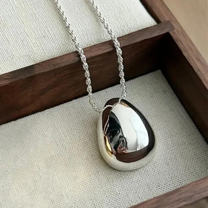 Collier avec pendentif en métal brillant pour femmes