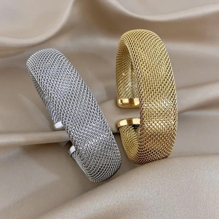Bracelet manchette Greatera en acier inoxydable finition or ou rhodium style classique géométrique pour hommes et femmes occasions spéciales