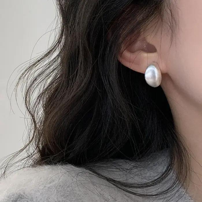 Boucles d'oreilles clous géométriques couleur argent pour femme