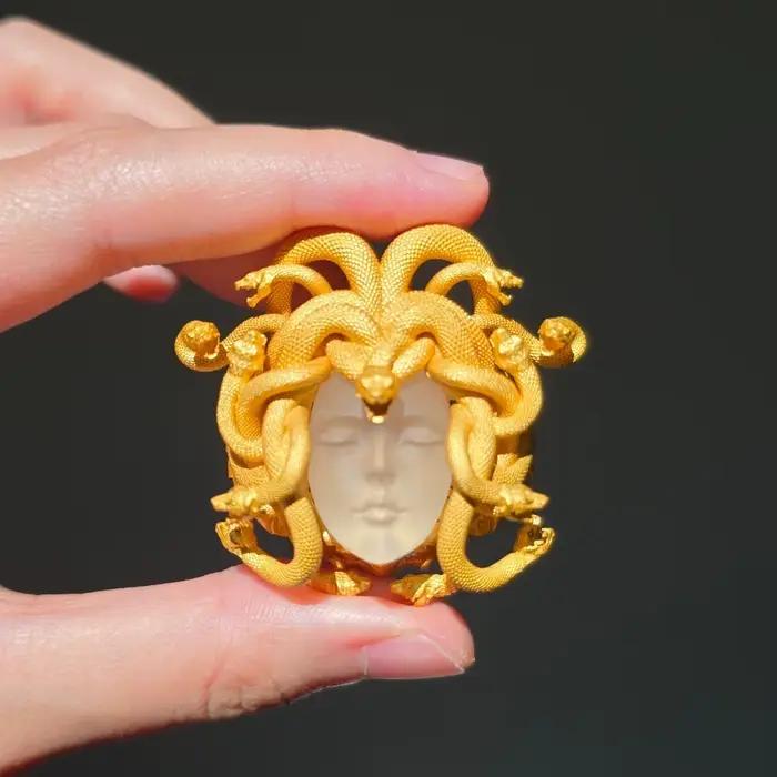 Bague en or rose Méduse dorée perle tendance bijou personnalisé pour femme occassions spéciales style unique mythologie grecque