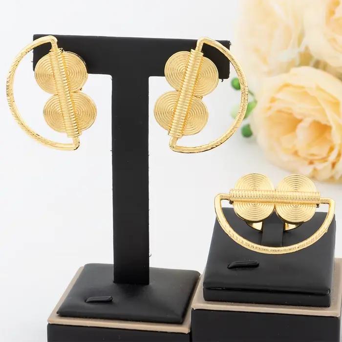 Ensemble de bijoux or pour femmes avec boucles d'oreilles rondes et bague réglable pour occasions spéciales