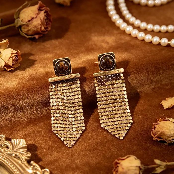 Boucles d'oreilles Art Déco martelées en maille dorée avec franges