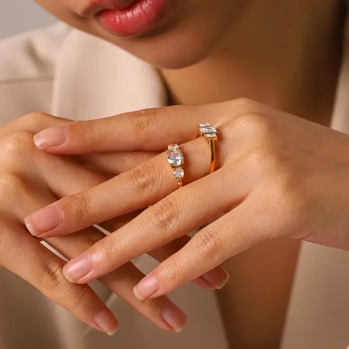 Bague Torsadée en Zircone Cubique Plaquée Or 18 Carats Délicate Minimaliste pour Occasions Spéciales Femme