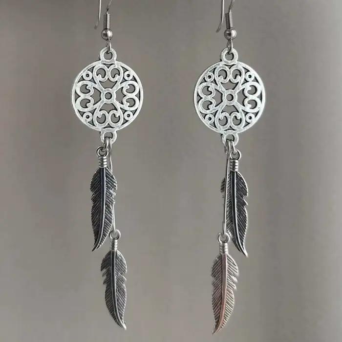 Boucles d'oreilles pendantes longues style bohème en argent ancien ajouré, attrape-rêves, plumes et