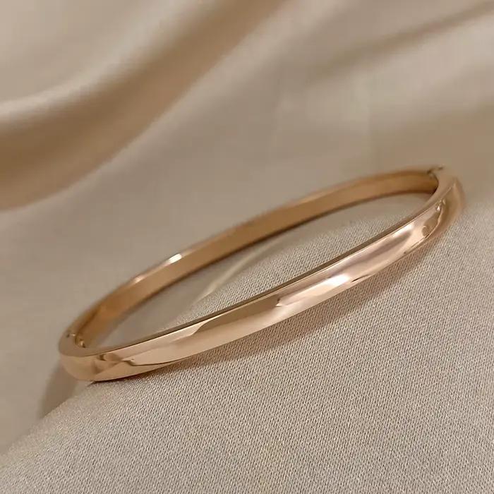 Bracelets simples et lisses en acier inoxydable plaqué or pour femmes élégantes et sophistiquées pour diverses occasions festives et quotidiennes