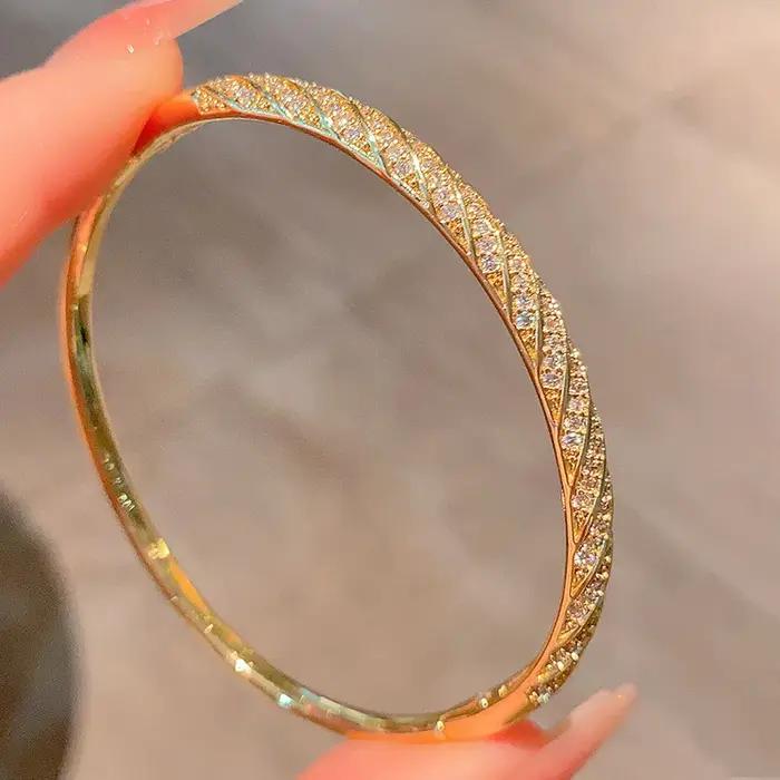 Bracelet jonc en laiton plaqué or 18 carats pour femmes élégantes avec tracker de fitness pour bureau et soirées spéciales