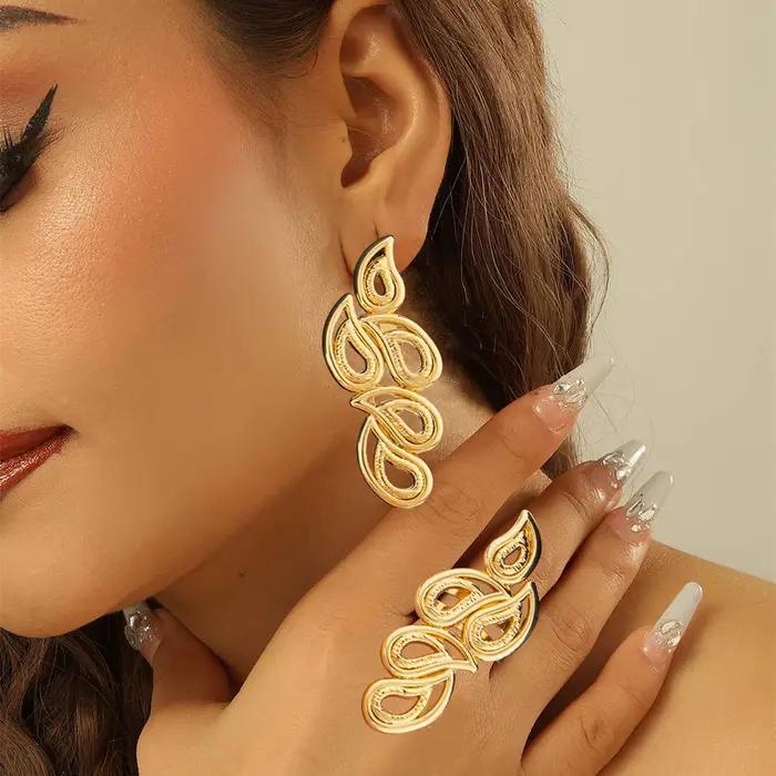 Boucles d'oreilles couleur or 18 carats avec bague