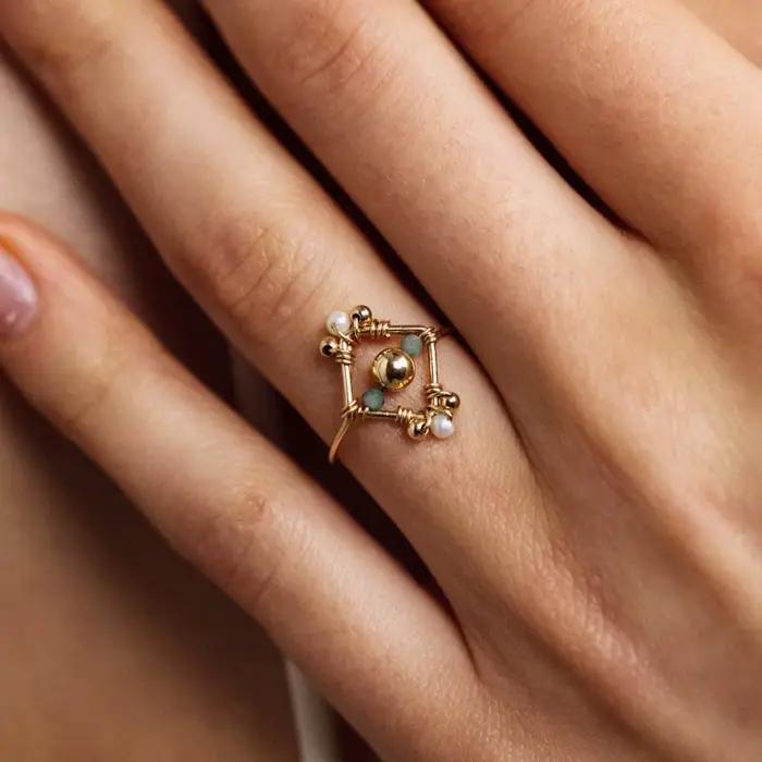 Bague en pierre d'émeraude faite à la main, bague en or 14 carats avec perle, bague délicate à superposer, bijoux personnalisés de luxe, cadeau pour femme