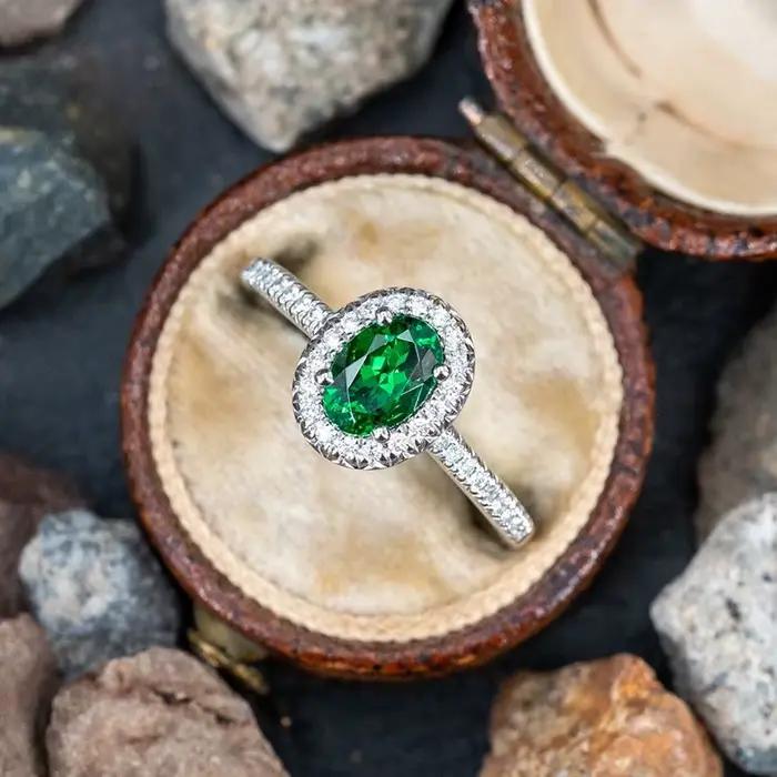 Bague en argent sterling 925 sertie de zircone verte élégante pour femmes occasions spéciales anniversaires et événements festifs