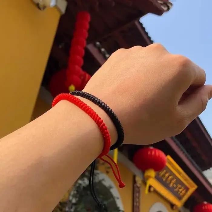 Bracelet rouge tressé à la main coton porte-bonheur symbole de chance et protection pour femmes occasions spéciales