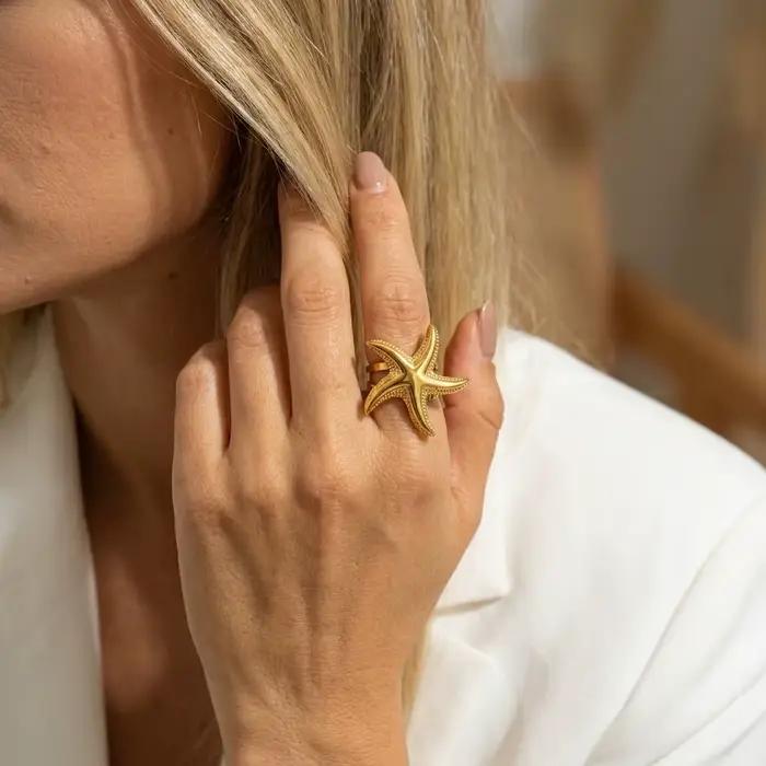 Bague Mermaidcore en acier inoxydable doré avec coquillage et étoile de mer pour femme style bohème estival océanique bijou empilable cadeau pour les occasions spéciales