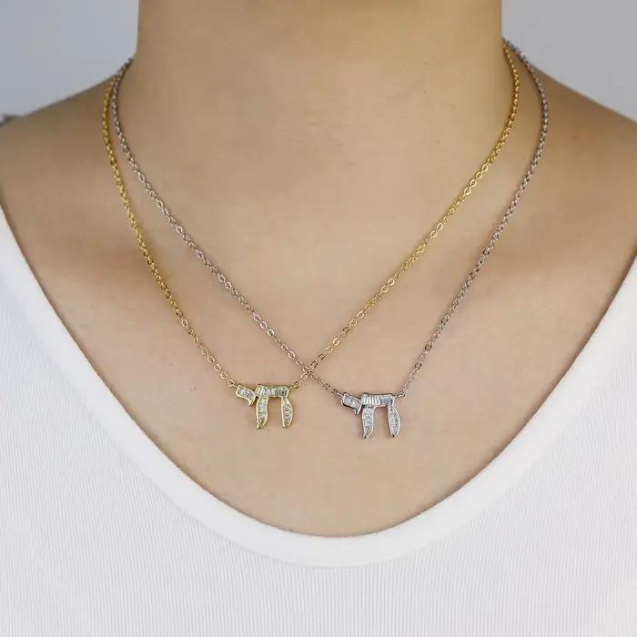Collier Amulette Chai en Or avec Zircons Scintillants