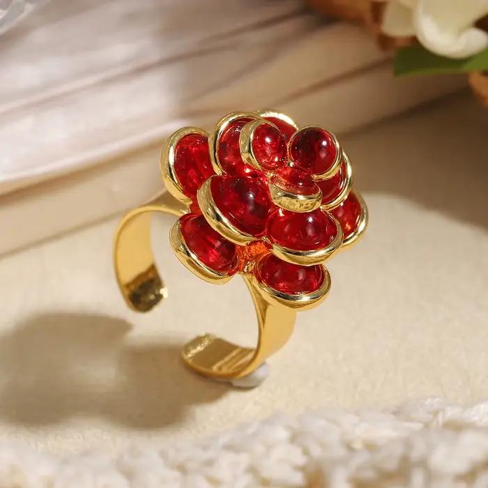 Bague de cocktail florale en métal doré avec rose rouge d'inspiration vintage pour femmes et filles