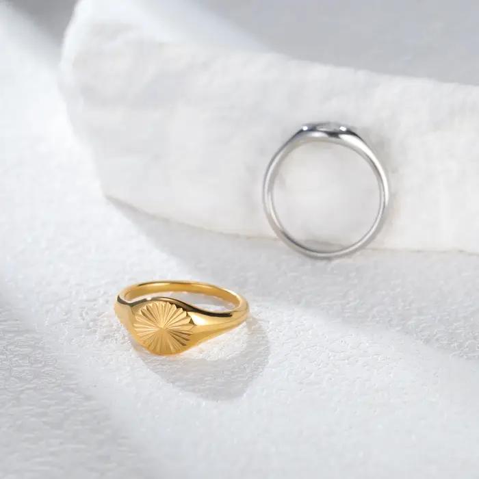 Bague Mobius en acier inoxydable plaquée or 18 carats pour femmes, design géométrique minimaliste, alliance de mariage pour occasions spéciales