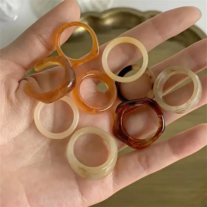 Bague multicolore en résine style rétro bohème pour femmes à porter et empiler pour toutes occasions