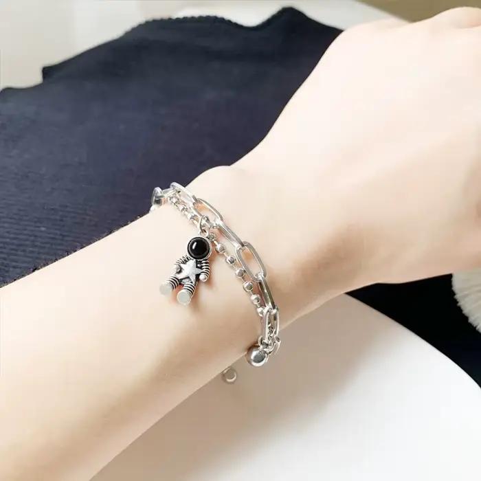 Bracelet de Couple en Alliage de Zinc avec Aimant en Forme de Cœur et Pendentif Astronaute Élégant et Romantique pour Hommes et Femmes Occasions Spéciales