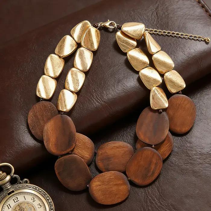 Collier moderne en bois organique et perles dorées
