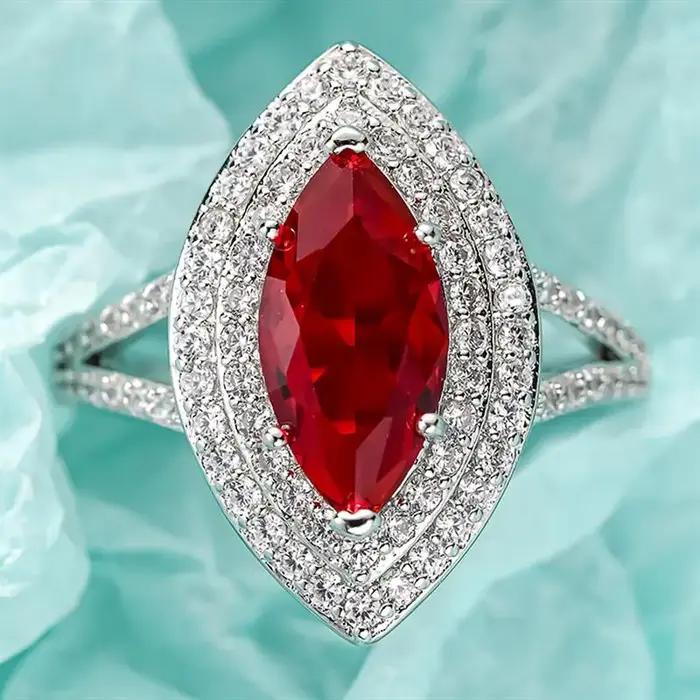 Bague de cocktail Huitan en laiton incrustée de zircone cubique rouge vif pour femmes, élégante et audacieuse à offrir pour toutes occasions spéciales