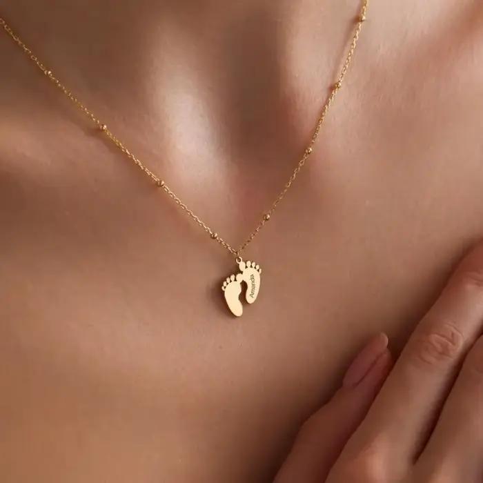 Colliers à empreintes personnalisées, nom gravé, Date, pieds de bébé, pendentif, mignon, en acier inoxydable, pour femmes et enfants, cadeau d'anniversaire