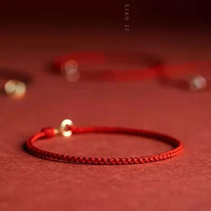 Bracelet à cordes rouges avec fermoir plaqué or