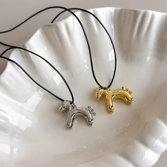 Collier long avec pendentif cheval coloré pour femmes chaîne de pull simple et réglable bijou mode occasion spéciale soirée cadeau Y2K