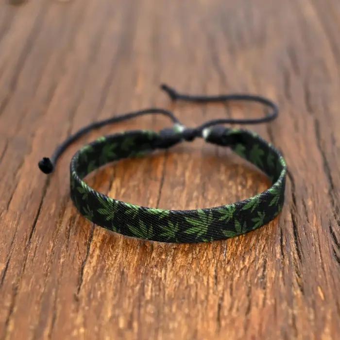 Bracelet en corde tressée à motif de feuille d'érable