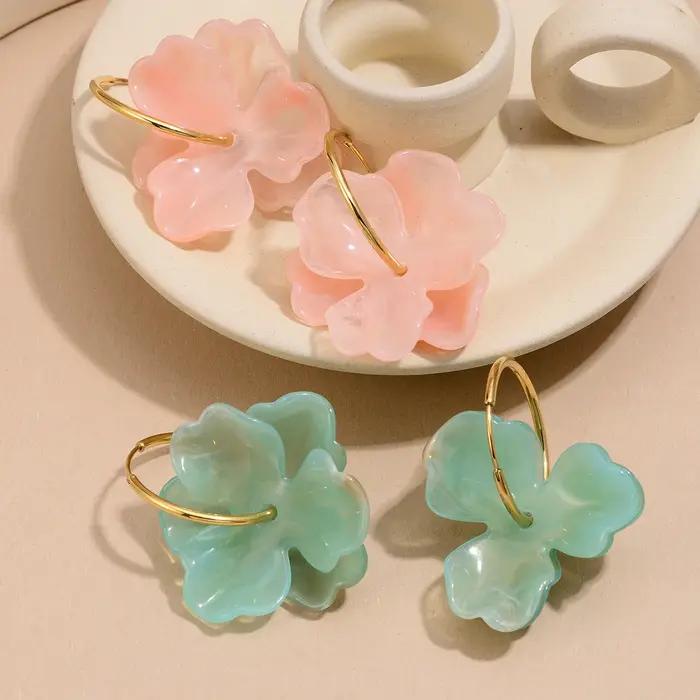 Boucles d'oreilles fleuries en acier inoxydable plaqué or pour femmes romantiques et mignonnes occasions spéciales et quotidienne