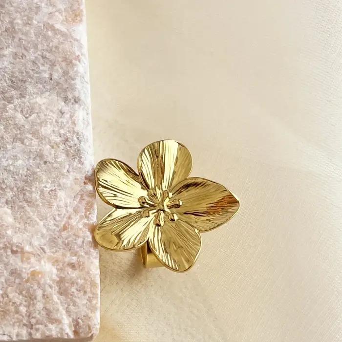 Bague en alliage de zinc avec motif floral pour femmes, élégante et résistante à l'eau, idéale pour les mariages, anniversaires et tous les jours