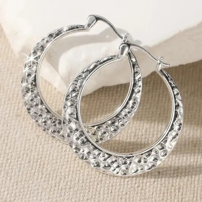 Boucles d'oreilles créoles bicolores style bohème à motif martelé pour femme