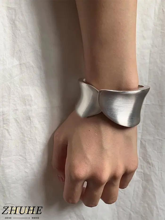 Le bracelet rétro givré entrelacé est un accessoire de bijoux parfait pour le carnaval des femmes po